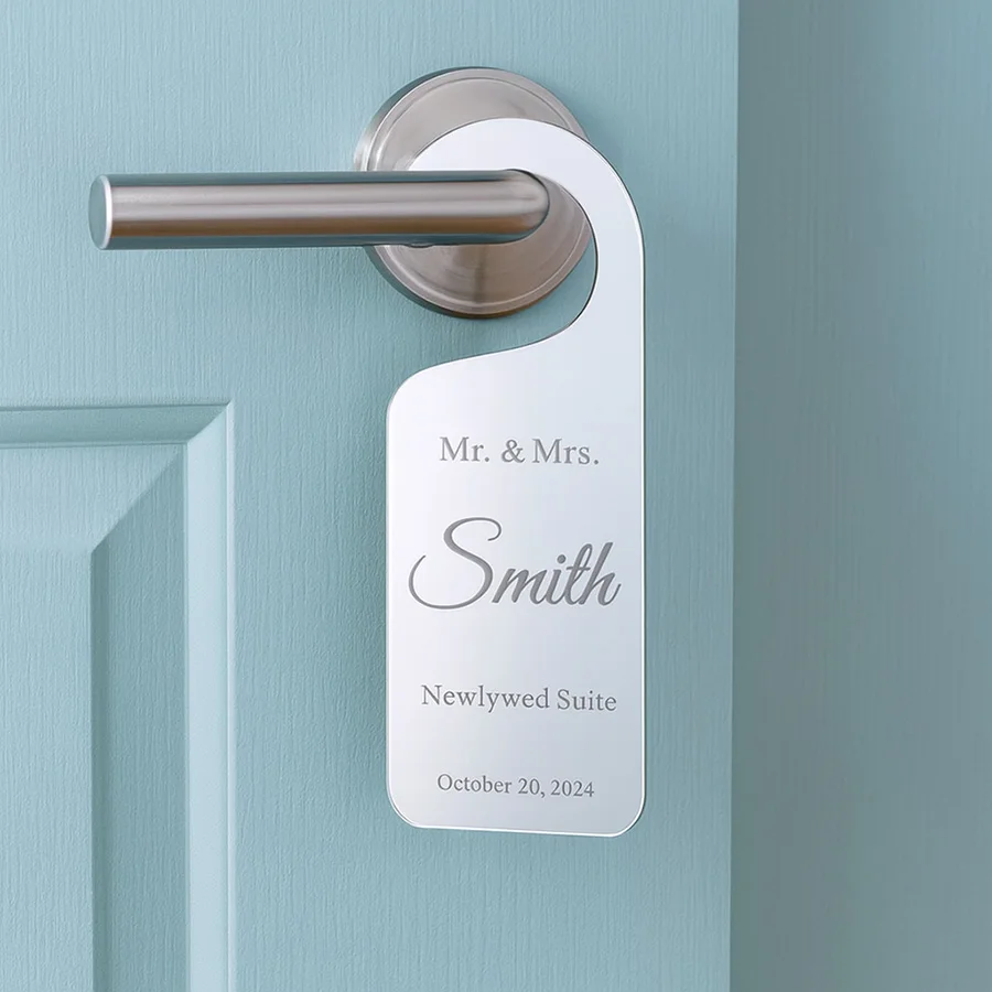 Personalisierter Spiegel-Acryl-Türhänger – Individuelles Mr. & Mrs. Suite-Schild |   Hochzeits-Dekoration für das Neuwangerzimmer |   Eleganter Spiegelglanz