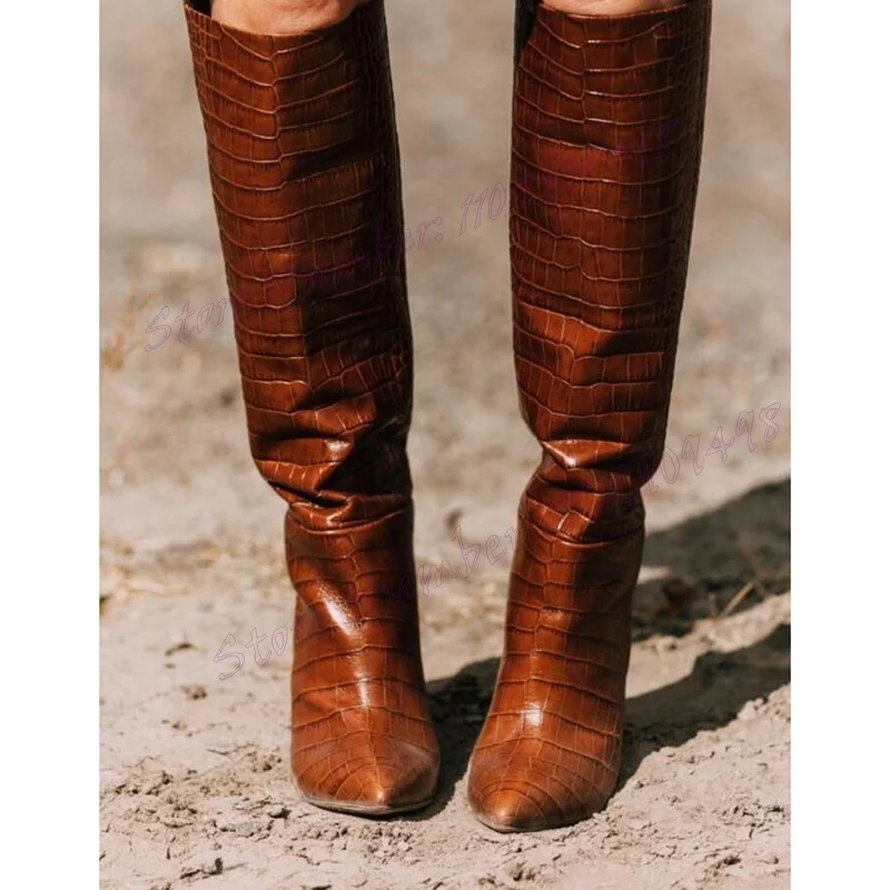 Botas altas de pele de crocodilo marrom, sapatos de bico fino para mulheres, salto alto grosso, sapatos de festa sexy, 2025 zapatos para mujere