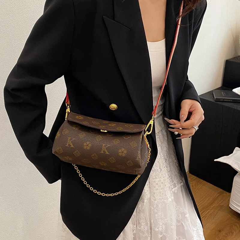 

Fashionable Casual Crossbody Bag Retro Printed Small Square Bag Versatile Designer Single Shoulder Bag With Unique Letter