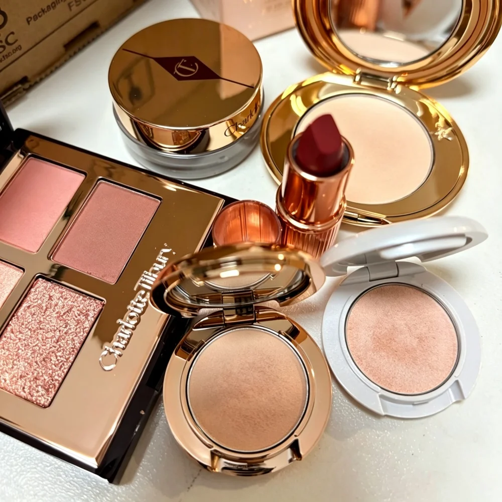 Charlotte Tilbury Luxury Eyeshadow Palette Satin-matte, Shimmer and Metallic Finishes Easy-to-use 4-shade CT Eyeshadow Palette
