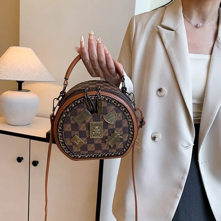 Luxuriöse Retro-Abzeichen-Rundtasche 2025 – hochwertige Mini-Box-Umhängetasche, stilvoll für den trendigen Look und den täglichen Gebrauch von Damen