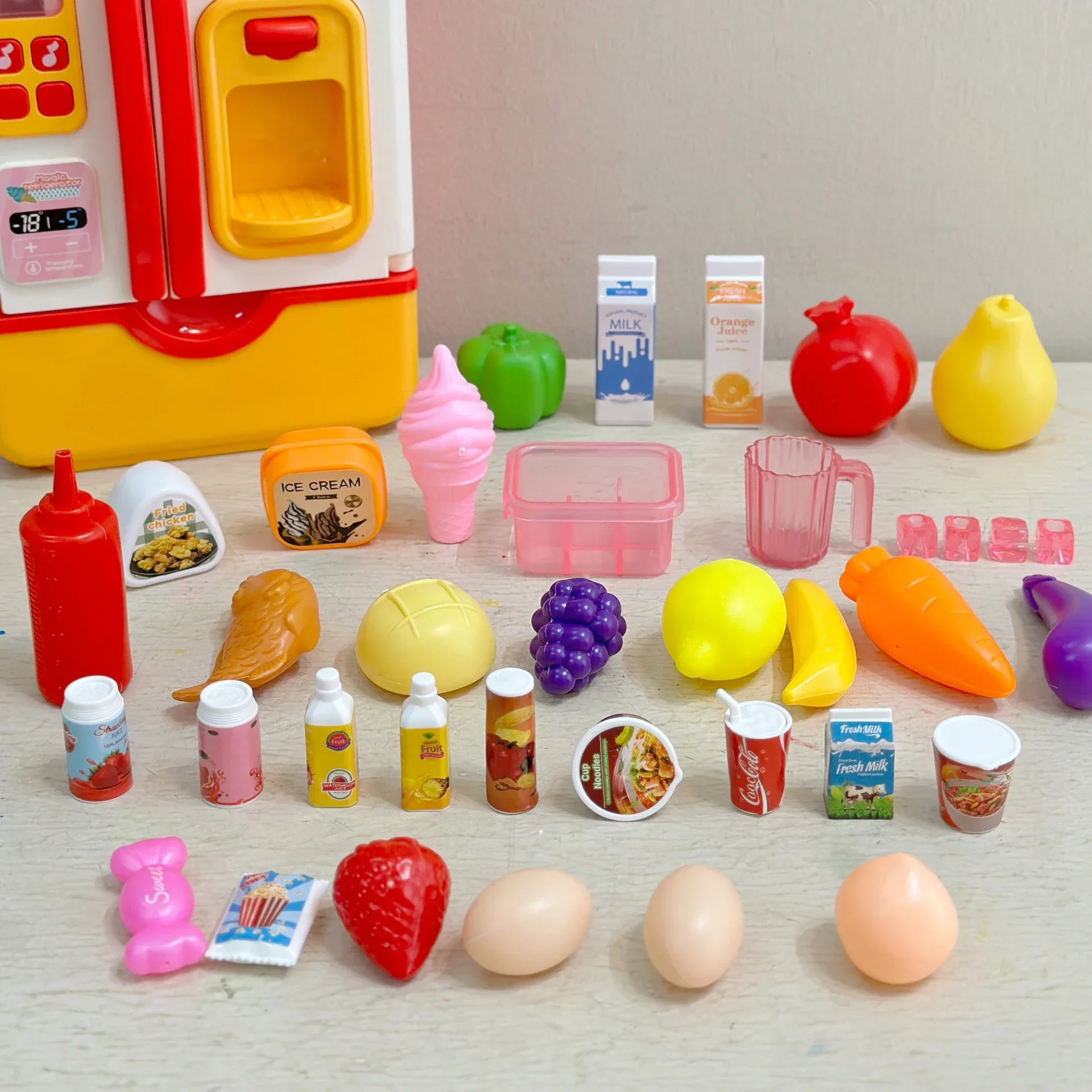 スプレー冷蔵庫のおもちゃ ライト付き 子供用家具 キッチンおもちゃ シミュレーションアクセサリー 人形ごっこ遊びゲーム 子供用ギフト
