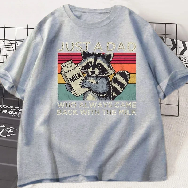 مجرد أبي الذي يعود دائمًا مع الحليب تي شيرت المرأة هدية عيد الآباء مضحك الراكون المطبوعة التي شيرت أبي الزوج تي شيرت