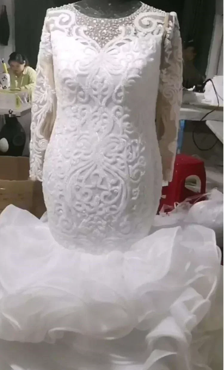 Suknia ślubna syrena z nowoczesnymi, personalizowanymi koralikami i cekinami, Vestido Noiva Casamento, długie rękawy, organza, wielowarstwowe falbany.