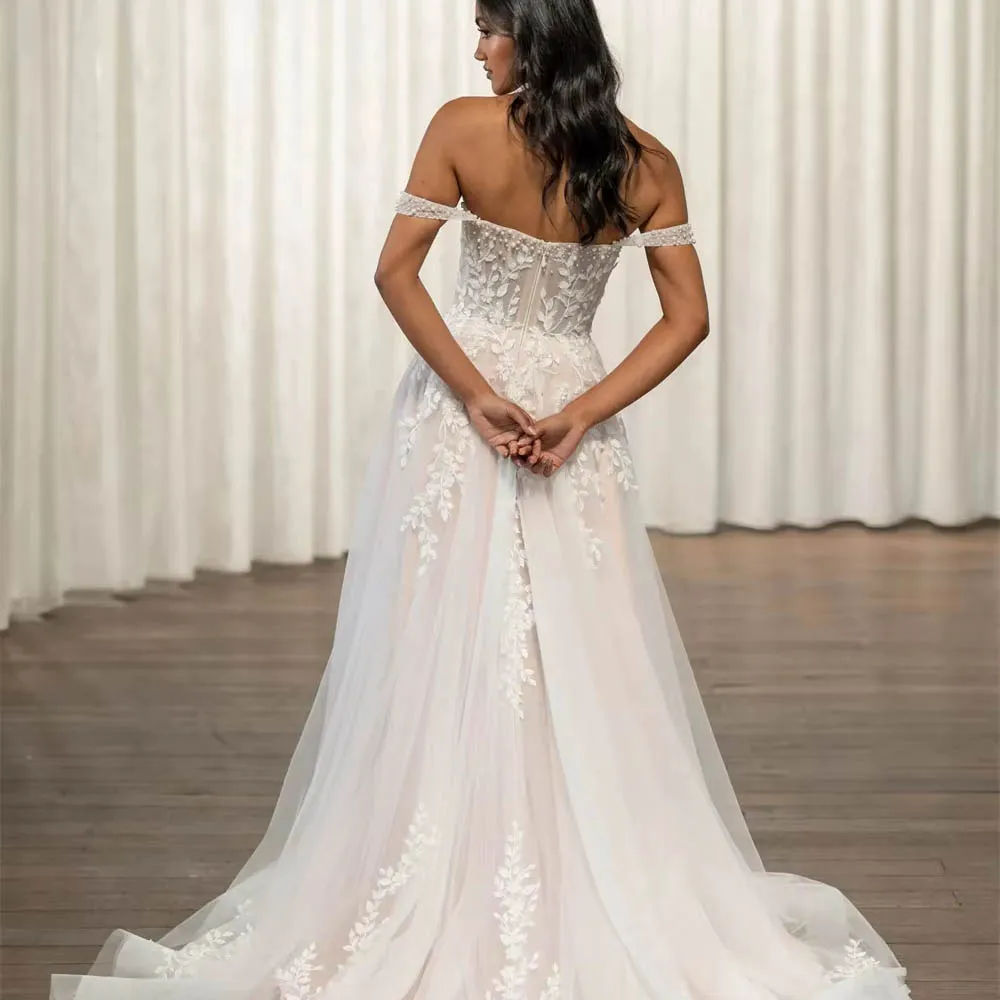 カスタマイズされたストラップレスのウェディングドレス女性のための花嫁のためのアップリケレース装飾ヌードアンダーレイチュールローブブライダルガウン