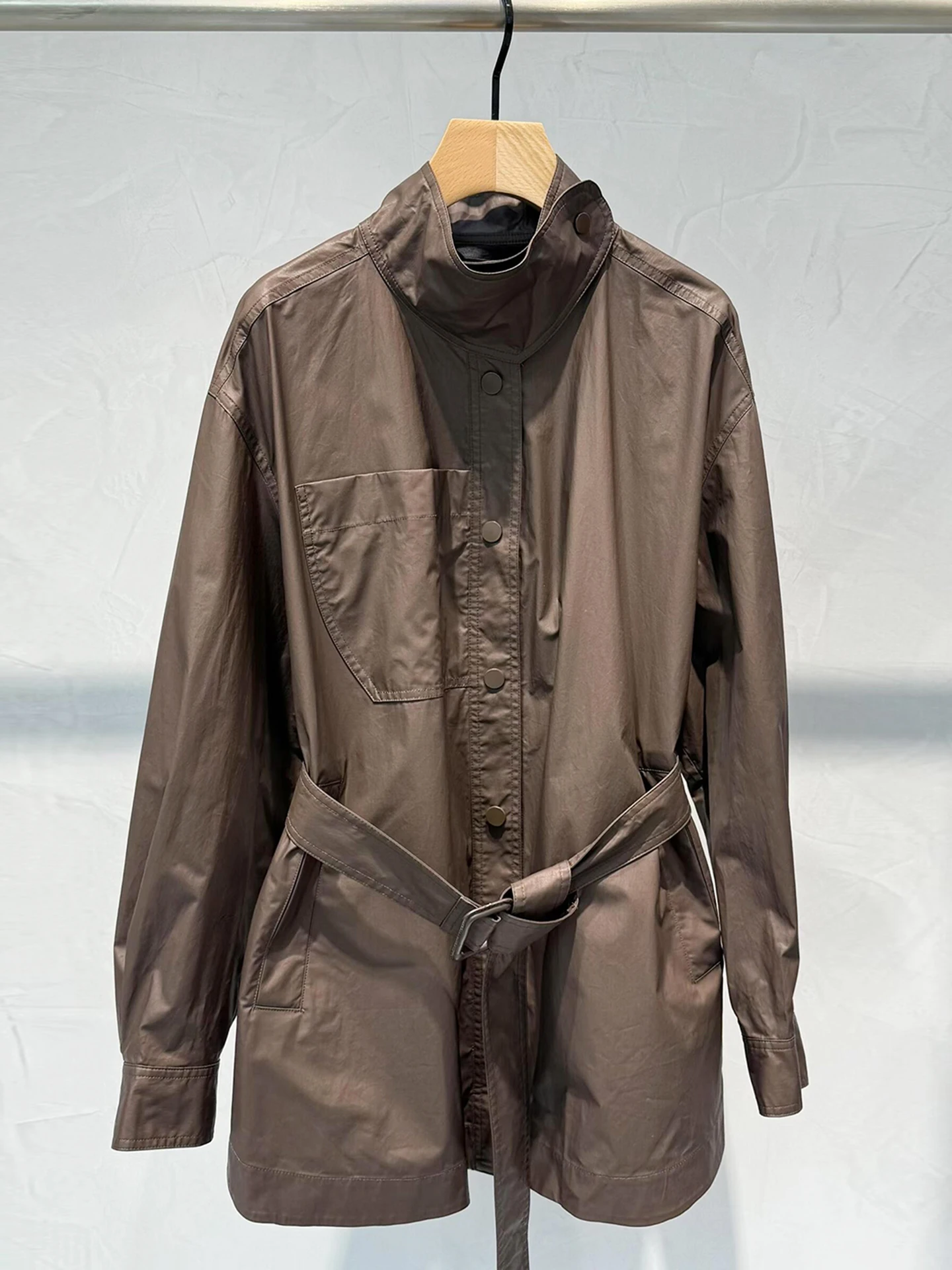 

Элегантная женская осенняя ветровка нового дизайна с воротником-стойкой и поясом, средней длины, для повседневной носки, приталенного кроя, верхняя одежда для женщин