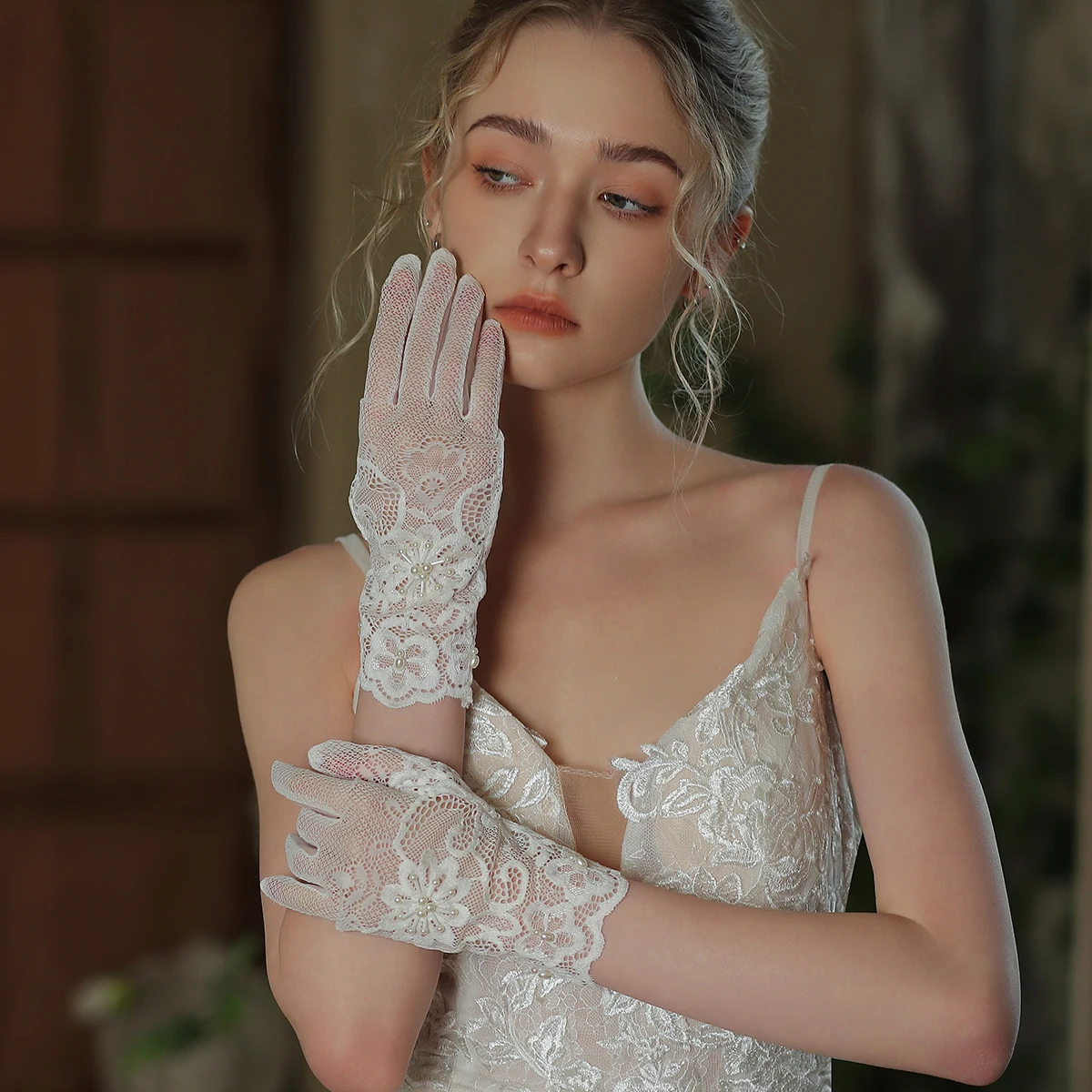 WG144 Элегантные кружевные свадебные перчатки, короткие свадебные перчатки ручной работы с бисером, аксессуары для фотостудии для невесты