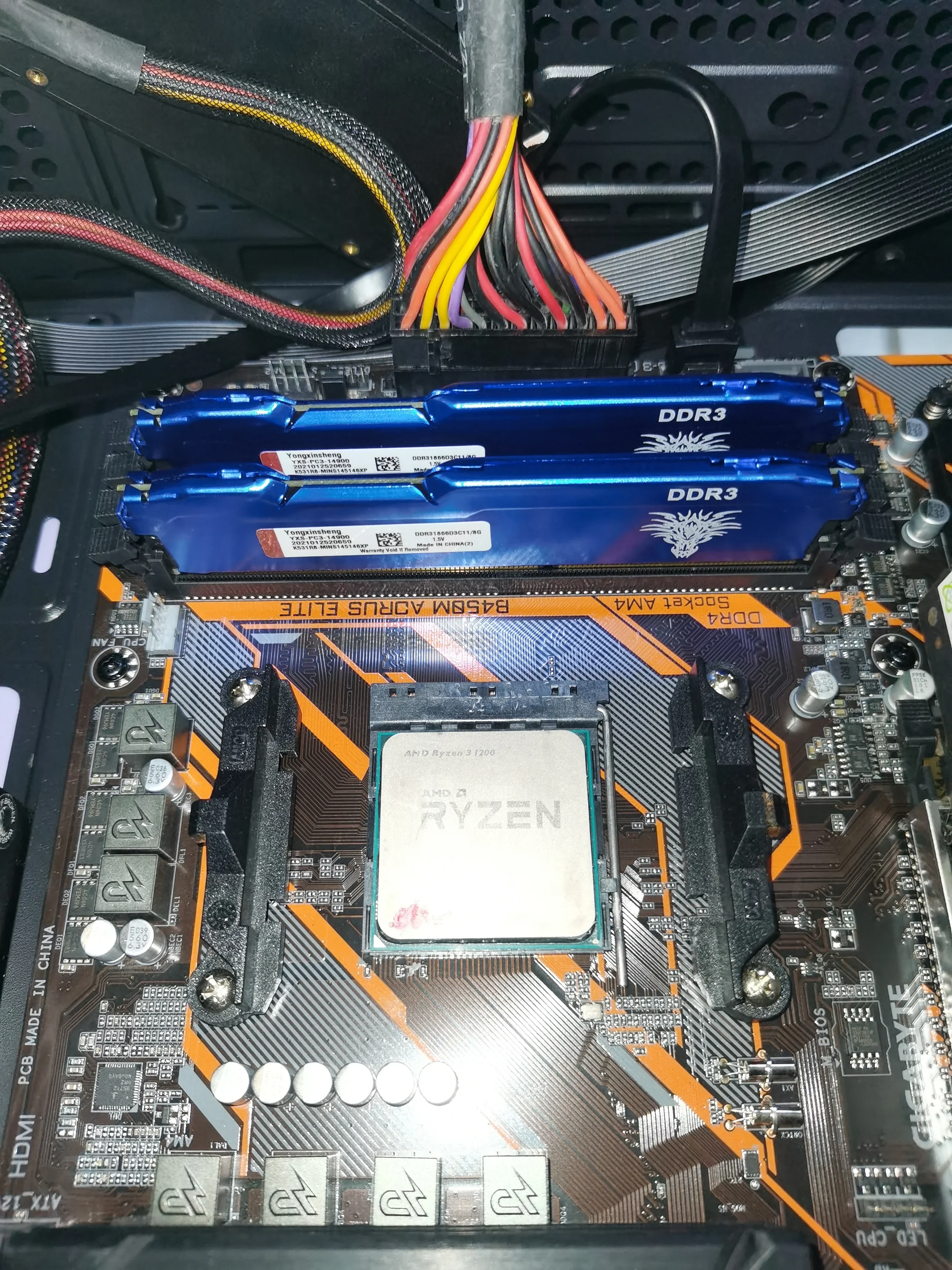 DDR3 DDR4 RAM 2GB 4GB 8GB 16G1333MHz 1600MHz 1866MHz PC3-10600 PC3-12800 PC3-14900 ECC Olmayan Soğutma Yeleği Masaüstü Evrensel bellek
