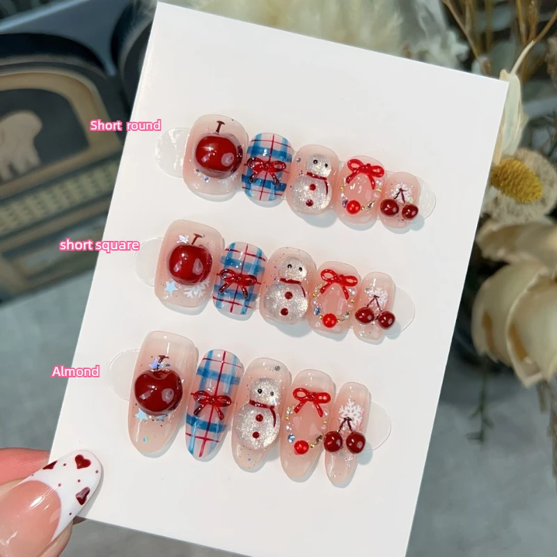 10 stuks Kerst Amandel Druk op Nagels met 3D Apple Sneeuwpop Plaid Cherry Decor Leuke Nep Nagel voor Meisjes & Kind vakantie Nail Art