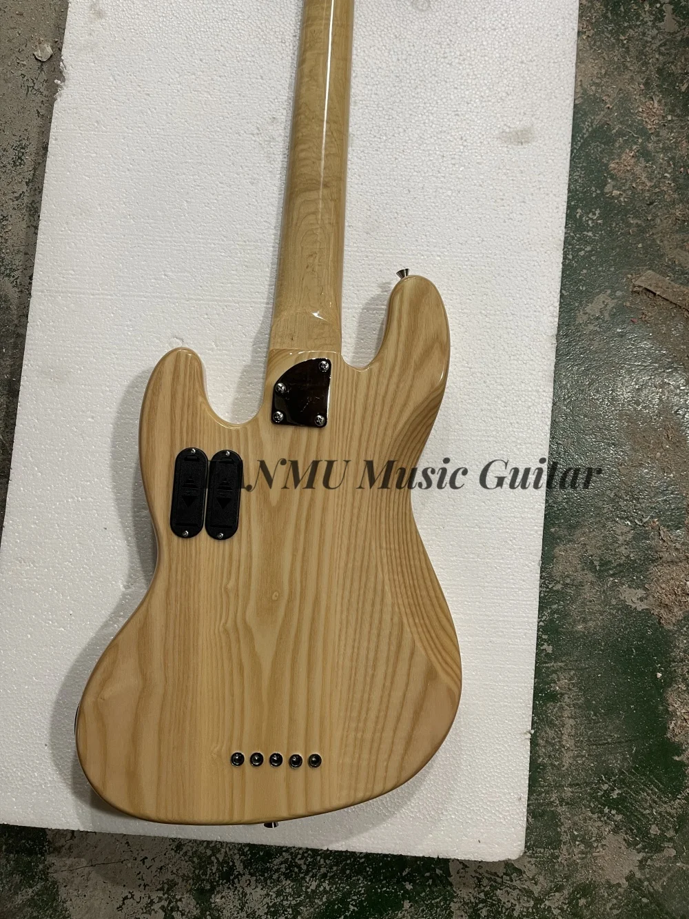 5 string natural bass, fixed bridge, ASH wood body, maple neck, white pearl pickupguard, active battery, customizable view 3