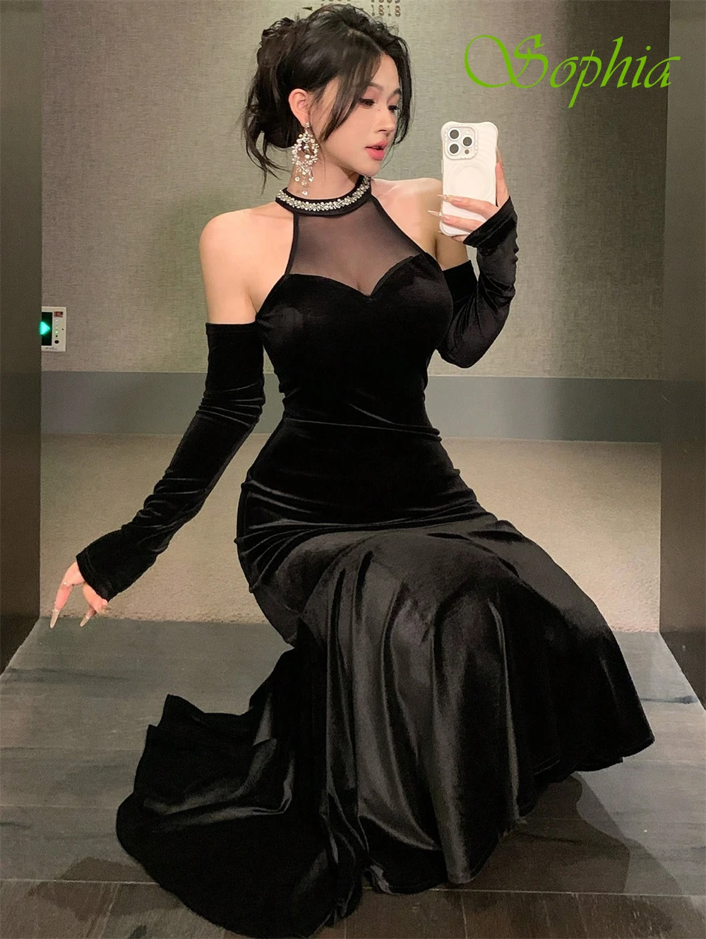 Maßgeschneidertes elegantes Abendkleid aus schwarzem Samt, klassisches Neckholder, ärmellos, Promi-Kleider, zarte Kristall-Meerjungfrau-Abschlussballkleider