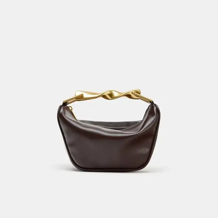 Sac à main vintage pour femmes avec poignée en métal torsadée, sac à main en cuir souple en forme de croissant, livré avec une bandoulière amovible en chaîne dorée, sac minimaliste de luxe léger, sac à bandoulière et sac croisé de style français pour les trajets quotidiens.