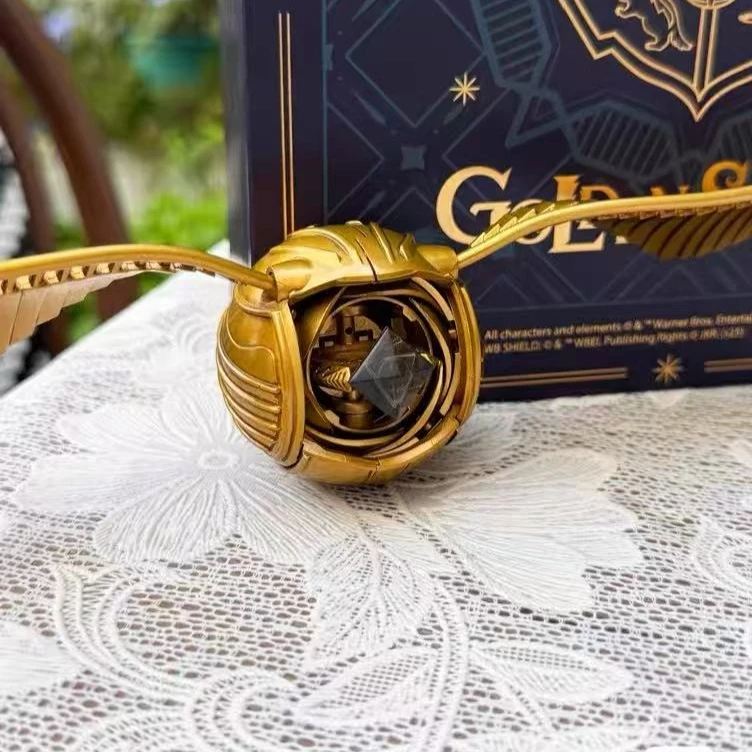 Adorno de Snitch Dorada, Figura de Quidditch Mágico con Caja de Anillo Oculta, Decoración de Escritorio, Juguete Coleccionable, Regalo de Cumpleaños o Propuesta de Matrimonio
