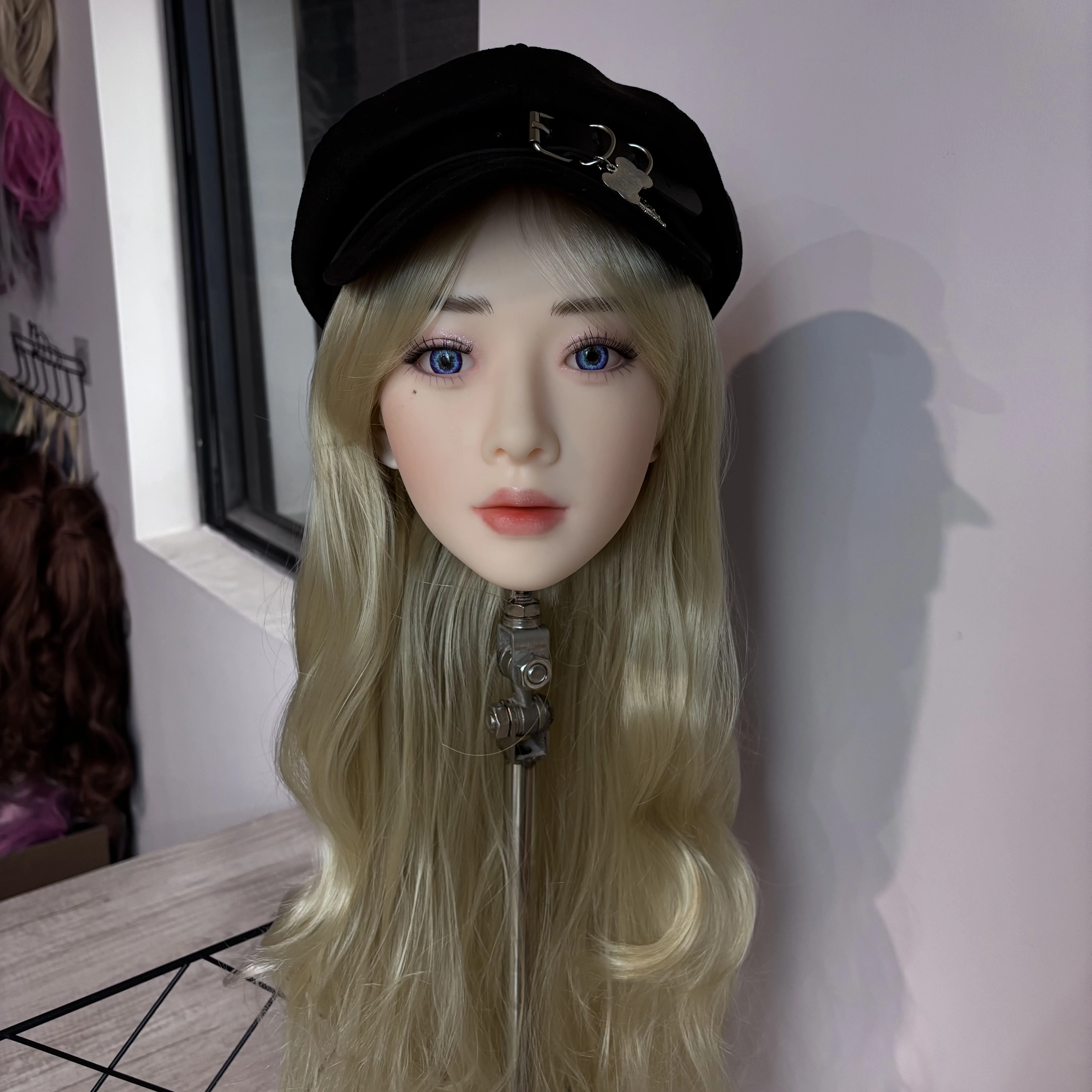 

1:1 replica of a female head model,made of TPE material,Mannequin Head,Replaceable hairpiece,Training Hair , M16 screw interface
