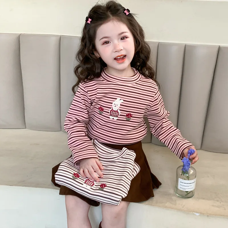 قميص بناتي مخطط ومخملي لخريف وشتاء 2025 نمط جديد للأطفال تي شيرت سميك قميص داخلي أنيق للأطفال #1