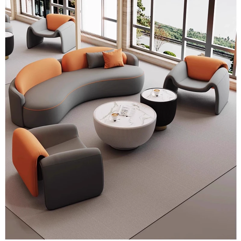 

Современная мебель, светлый роскошный вестибюль отеля, вестибюль, диван для переговоров, салон красоты, гостиная, выставочный зал, креативный изогнутый диван