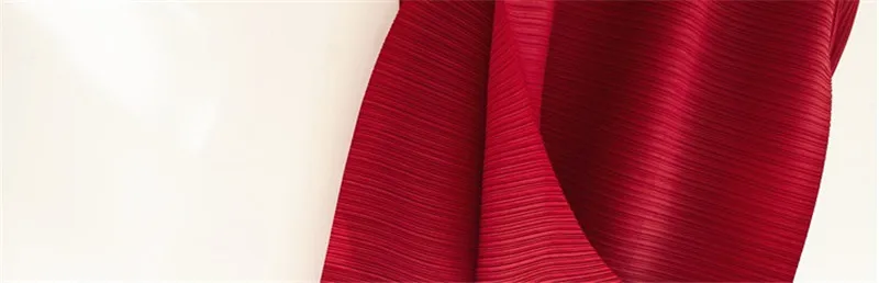 Burgunderfarbenes Rollkragenkleid mit 3/4-Ärmeln und Plisseefalten, Midi-Länge, Locker Sitzend, Weicher Stoff, Lässige Alltagskleidung, 2025 Trendiges Schickes Stilvolles Ensemble – Detail 15