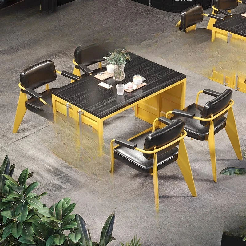 

Столы и стулья в индустриальном стиле. Западный ресторан, популярный в интернете.