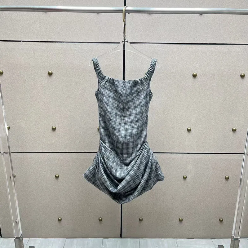 The new retro checkered pleated one-shoulder cinched-waist dress for early spring 2025 features a niche design and a short skirt