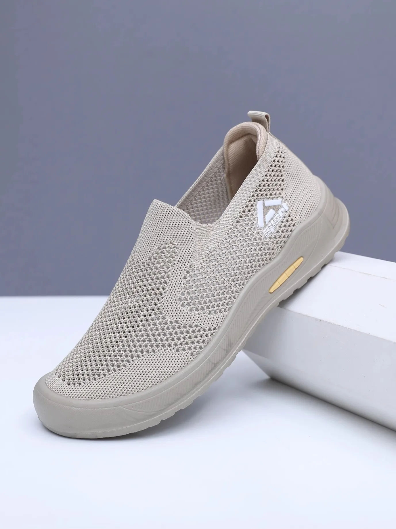 

Мужские летние новые мягкие боты без шнуровки Sports oes, дышащая противоскользящая ткань в Пекине, легкие и удобные повседневные кроссовки...