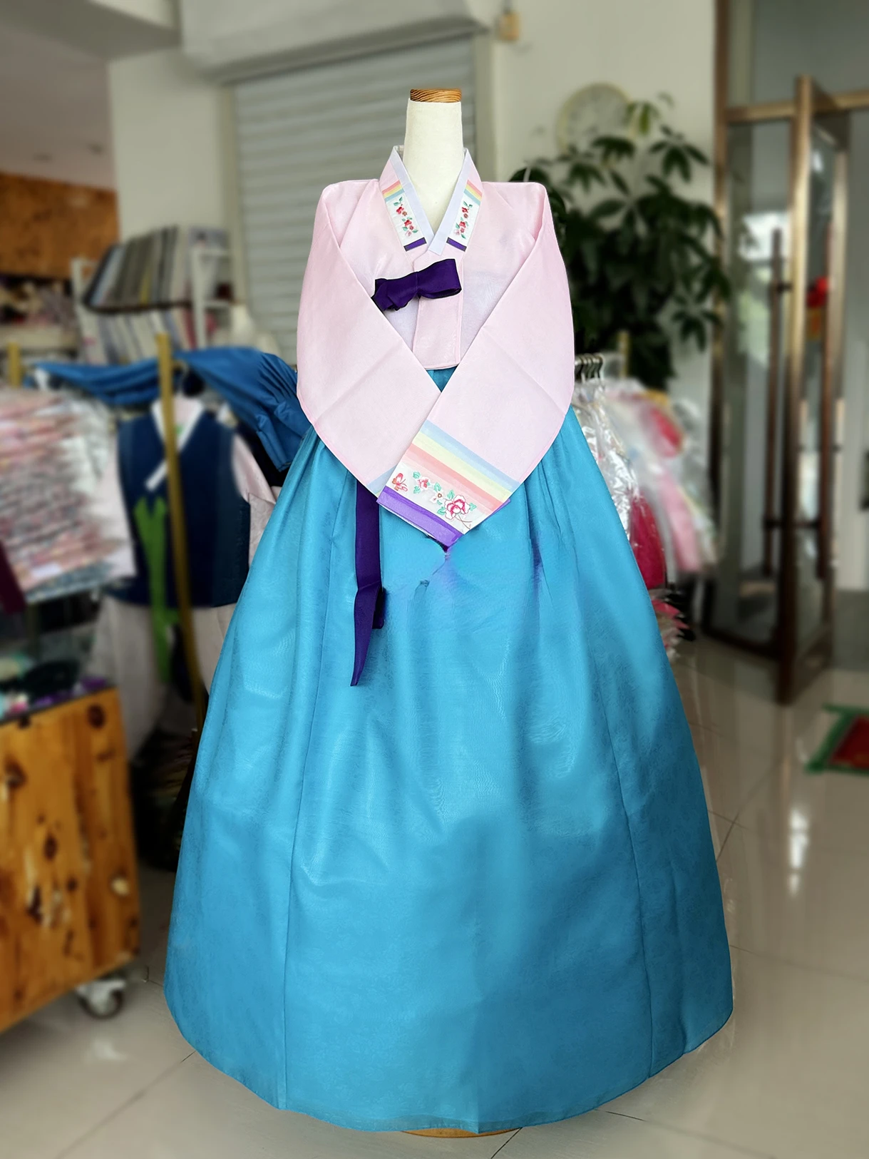 

Этнический традиционный Hanbok светильник розовый синий ретро вышитый V-образный вырез Hanbok