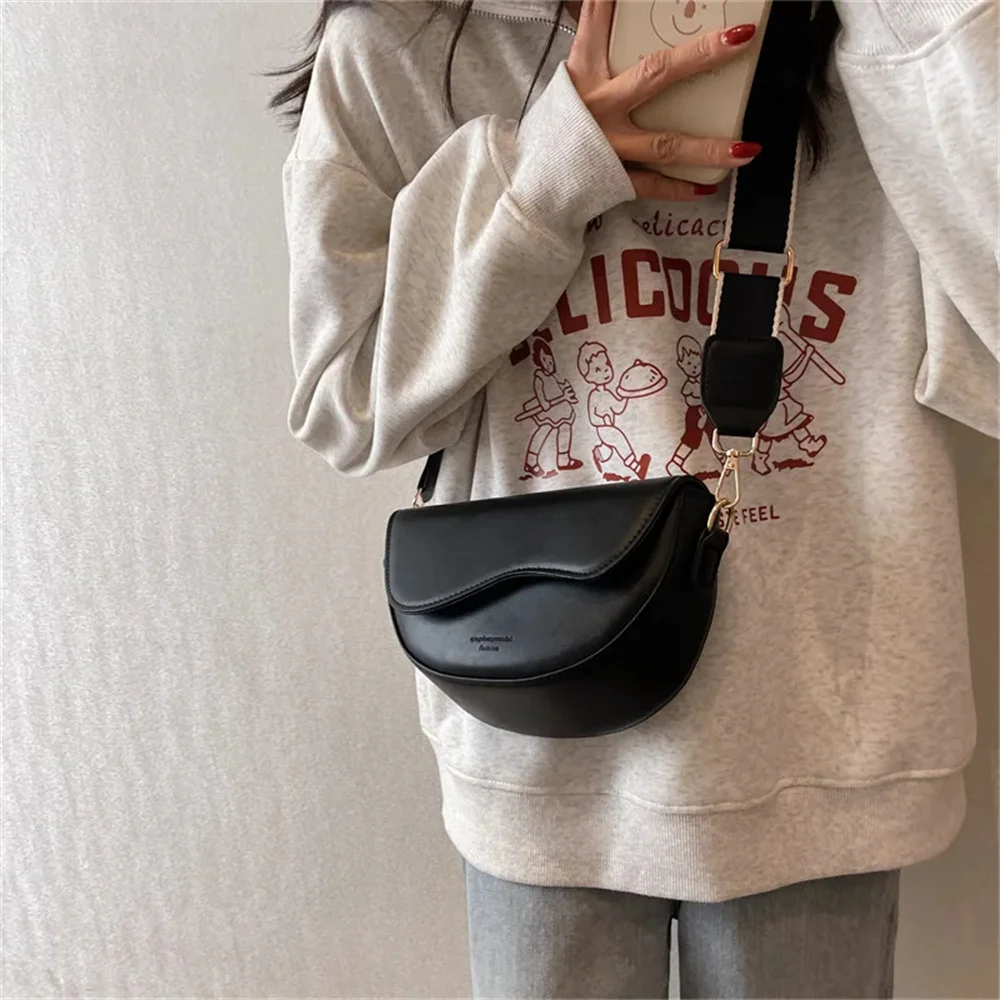 1Pcs Crossbody Bag Saddle Bag Ladies Portable Niche PU Underarm Bag Oblique Span Shoulder Bag Small Flap Purse And Handbags