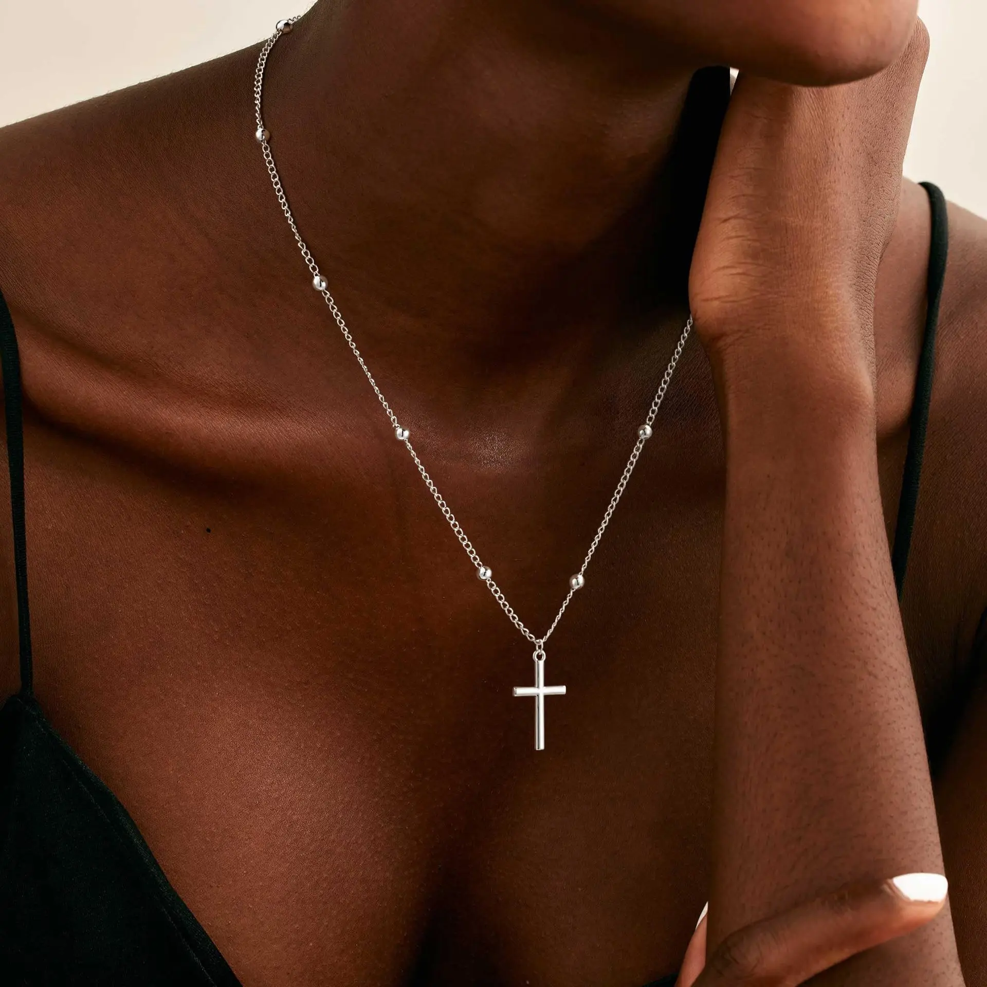 Silberne Kreuz-Halskette Persönlicher Einfacher Stil Anhänger Choker Religiöser Schmuck für Frauen Exquisiter Schmuck