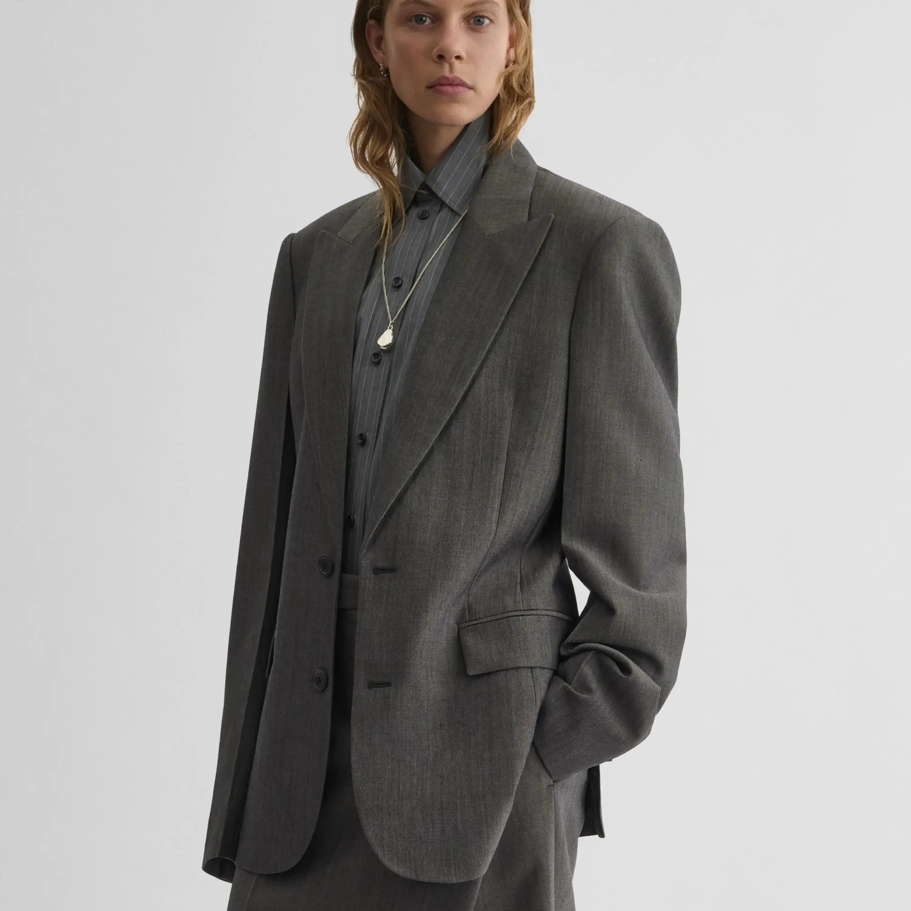 يتميز البدلة النسائية الجديدة ذات الخط العلوي على سترة بدلة Phoebe Philo المصنوعة يدويًا من قبل المصممين الكبار