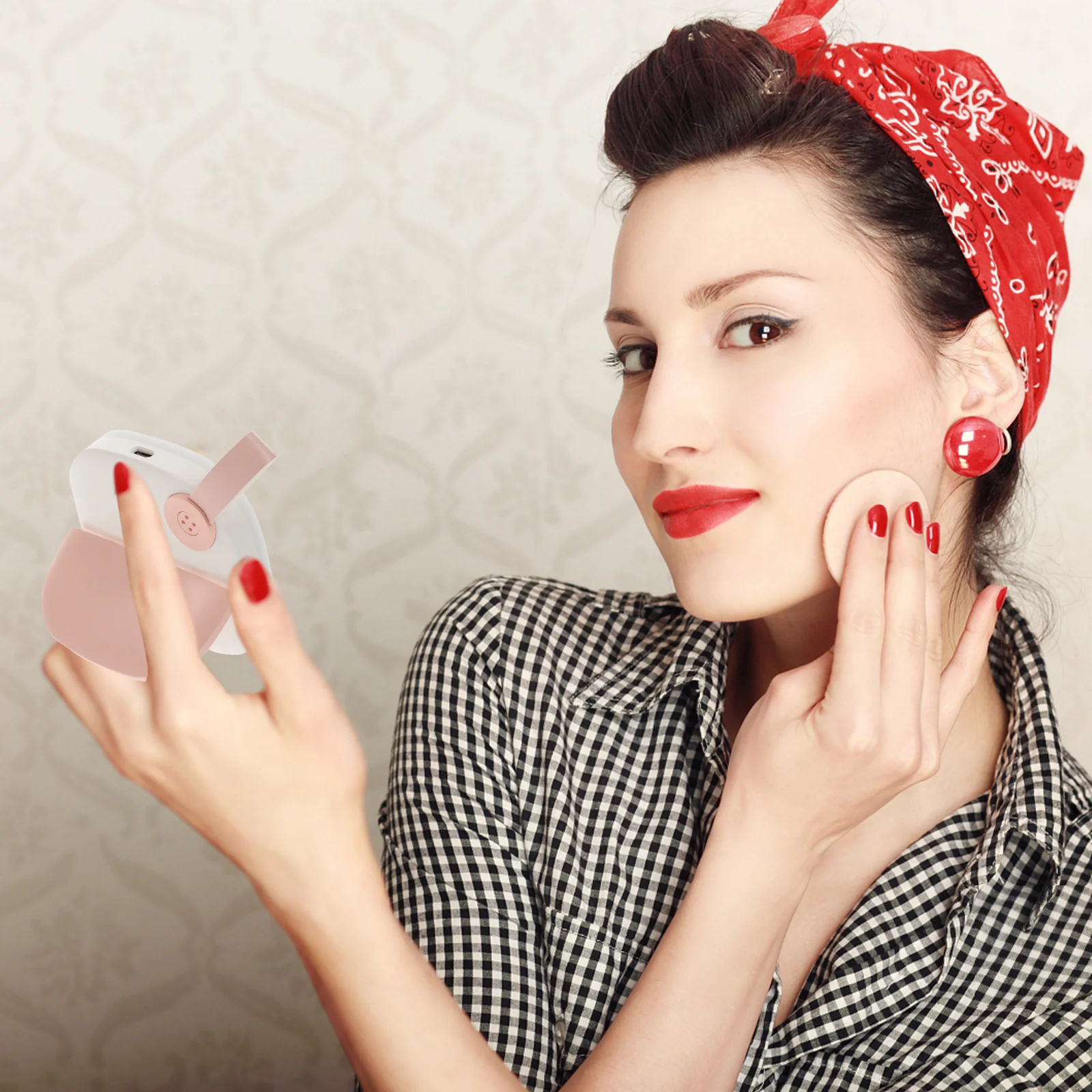 مرآة مكياج مدمجة محمولة بإضاءة LED صغيرة للاستخدام الخارجي، مرآة صغيرة خفيفة الوزن للسفر للنساء