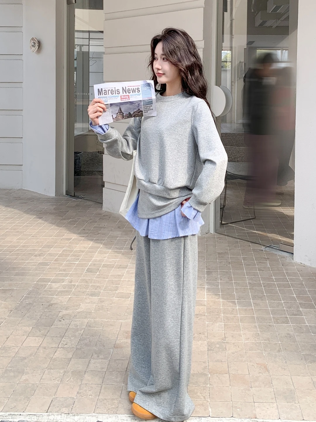 

Стильный клетчатый комплект из двух предметов: женские брюки с высокой талией и топ с капюшоном. Модный повседневный ансамбль для весны и осени. Новая модель.