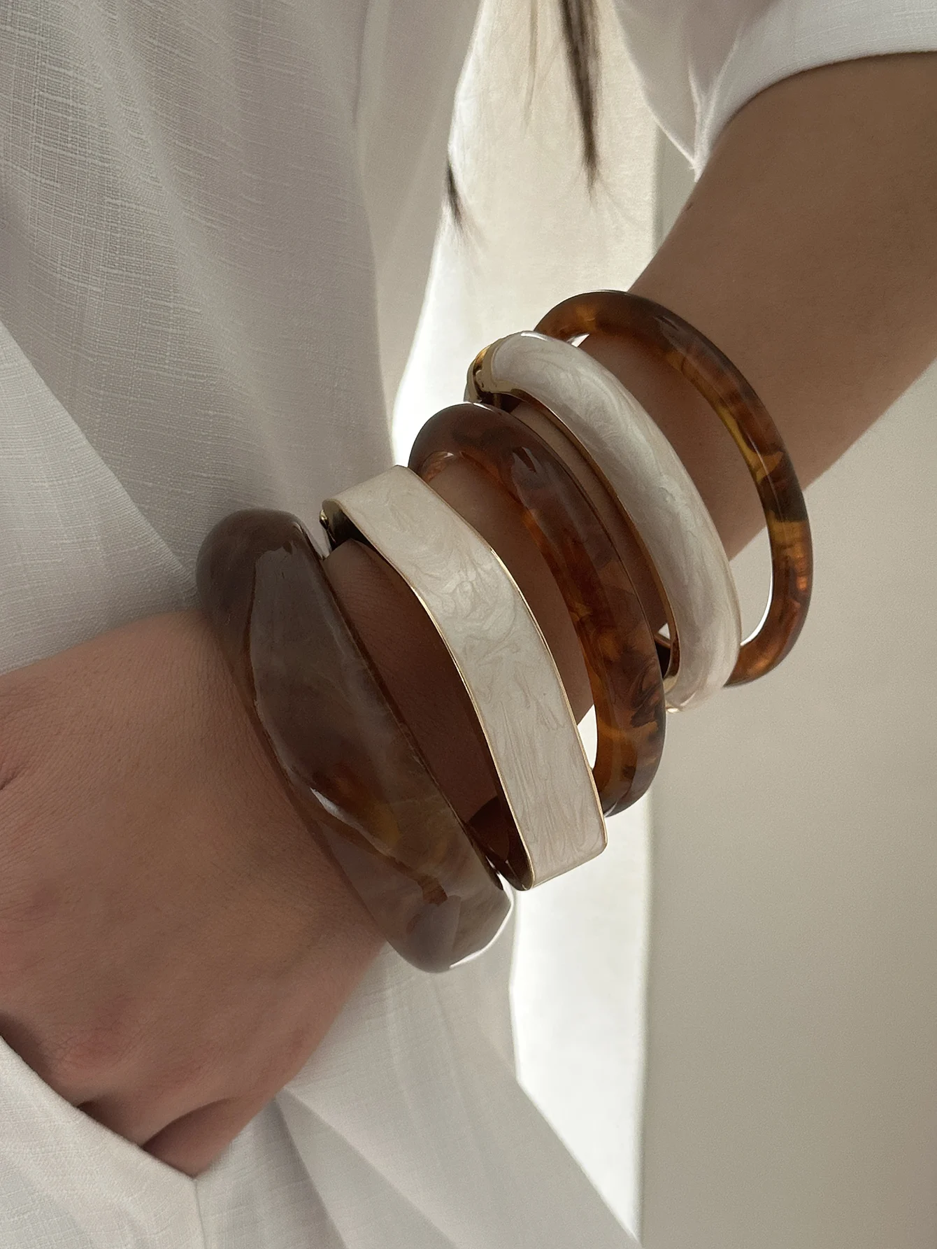 Vintage Punk Braune Dicke Harz-Acryl-Armreifen für Damen, Unregelmäßige Geometrische Breite Manschetten-Armreifen, 2026 Modeschmuck Geschenk – Detail 2