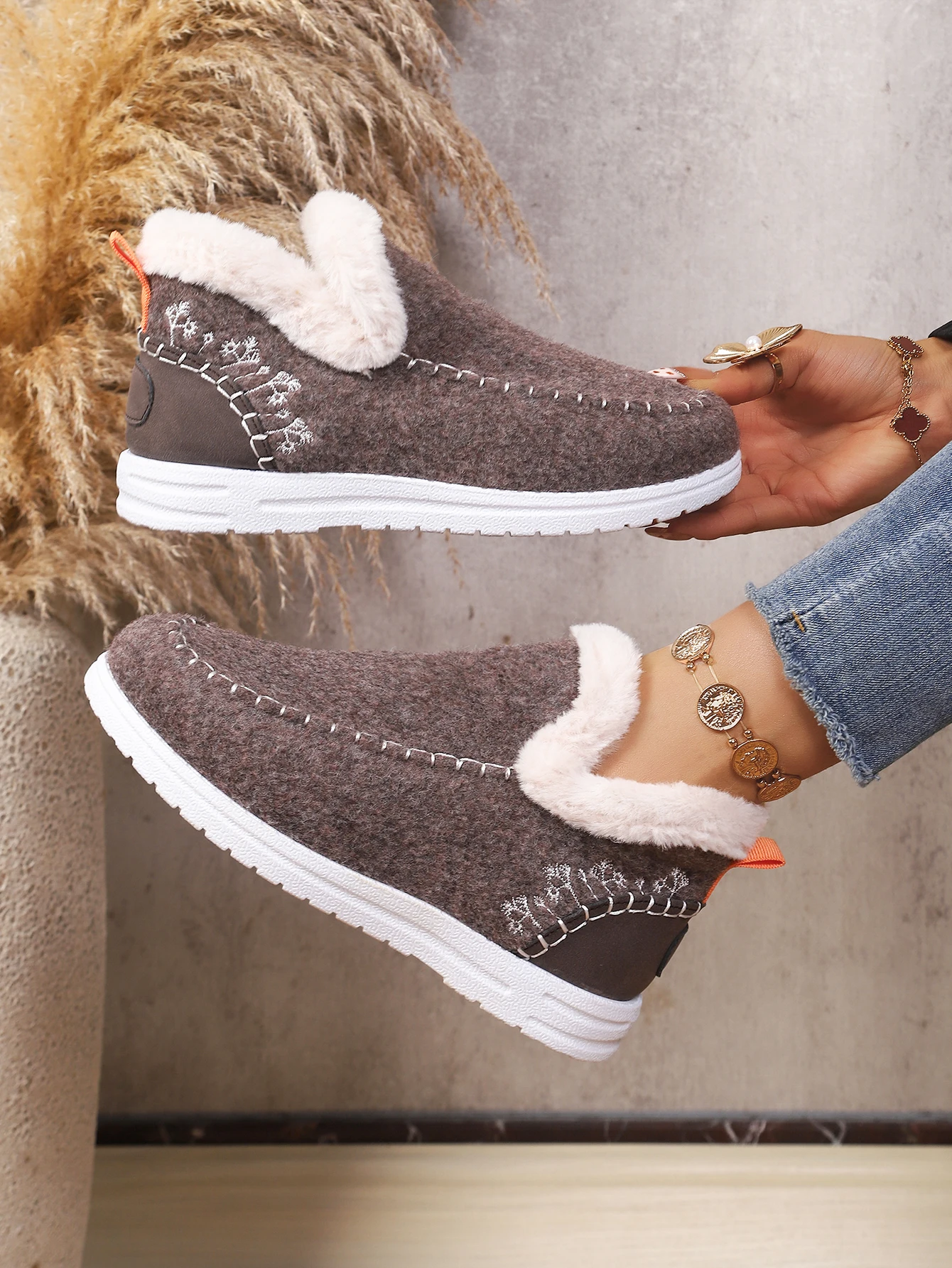 Damen Winter Slip-On Stiefeletten mit Flauschigem Kragen, Weichem Filz, Warmem Fleecefutter, Flach, Rutschfest, Leicht, für den Alltag, Schneestiefel – Detail 38