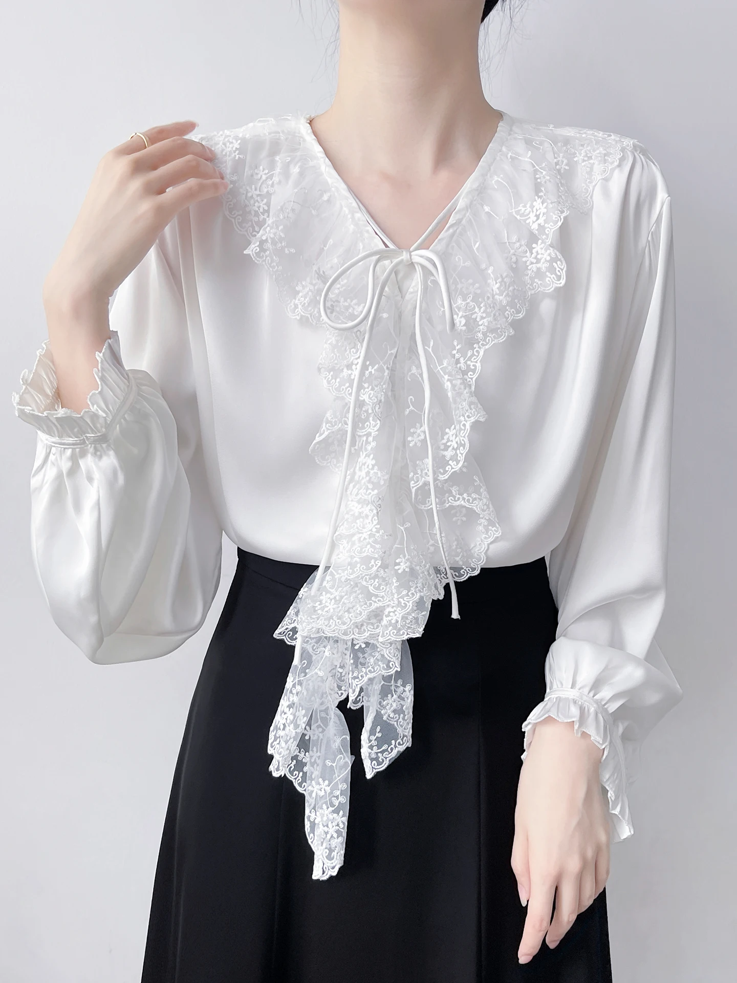 

Элегантная белая блузка с кружевной вышивкой, женская, с длинным рукавом, атласная, с драпировкой, рукава-фонарики, V-образный вырез, с бантом, в корейском стиле