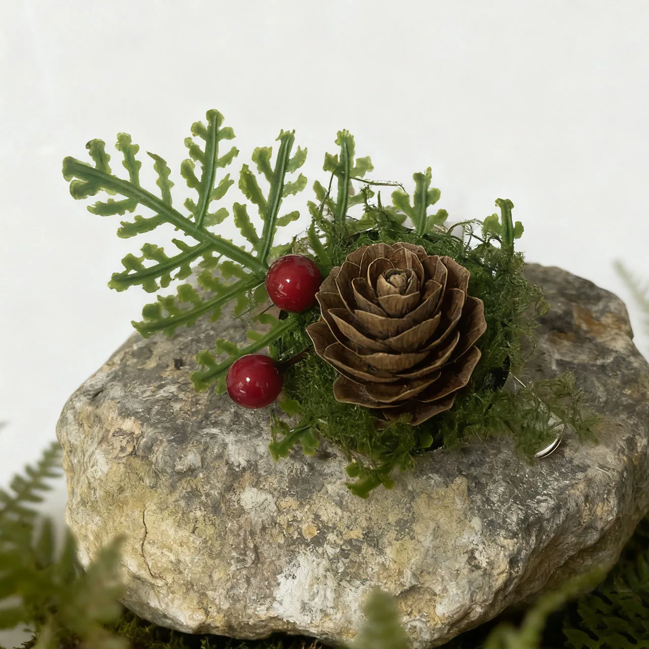Fermaglio per capelli e spilla Woodland Fairy Pinecone 2 in 1, fermaglio in stile foresta rustica con bacche rosse e foglie verdi