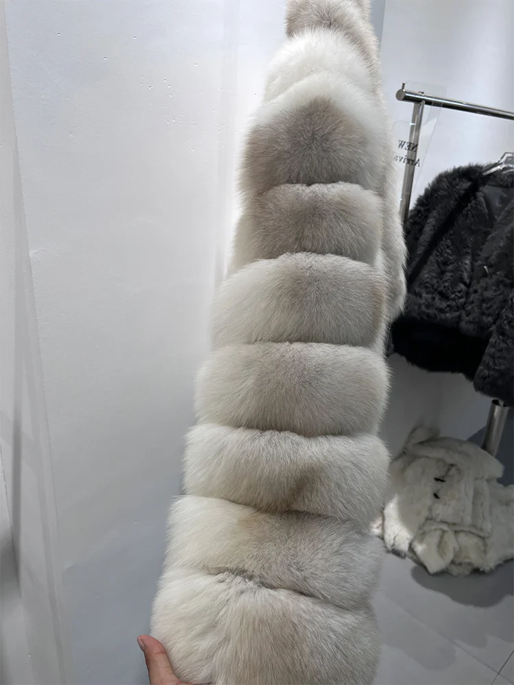 Modne płaszcze damskie na zimę 2025, grube i ciepłe kurtki z naturalnego futra lisa.