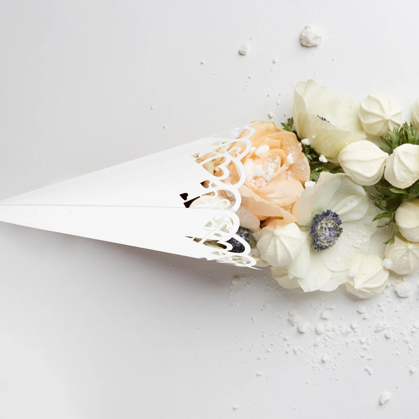 20 Buah Kerucut Pernikahan Putih Desain Berongga Potongan Laser Pita Dua Sisi Tempat Kelopak Elegan Dekorasi Prasmanan Pesta