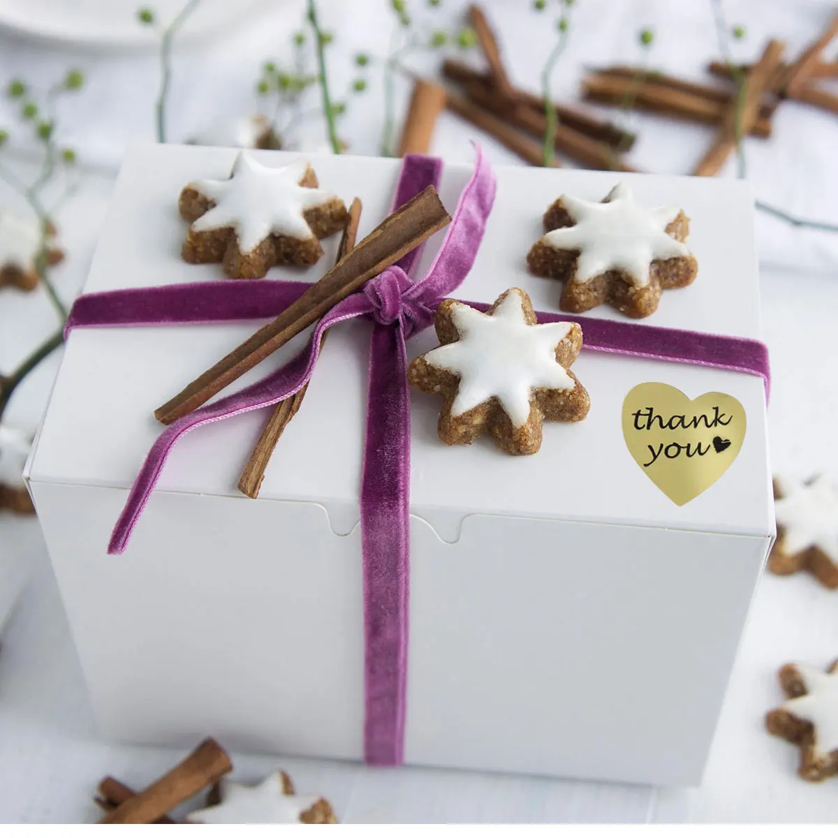 

1 Roll Heart Shape Sealing Stickers Golden Thank You Label For Gift Box Baking Packaging Creative Label Sticker For Cake Bags