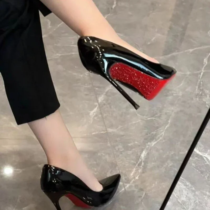 Tacones altos con suela roja, tacones delgados para mujer, temperamento de aire lateral negro, punta puntiaguda versión coreana