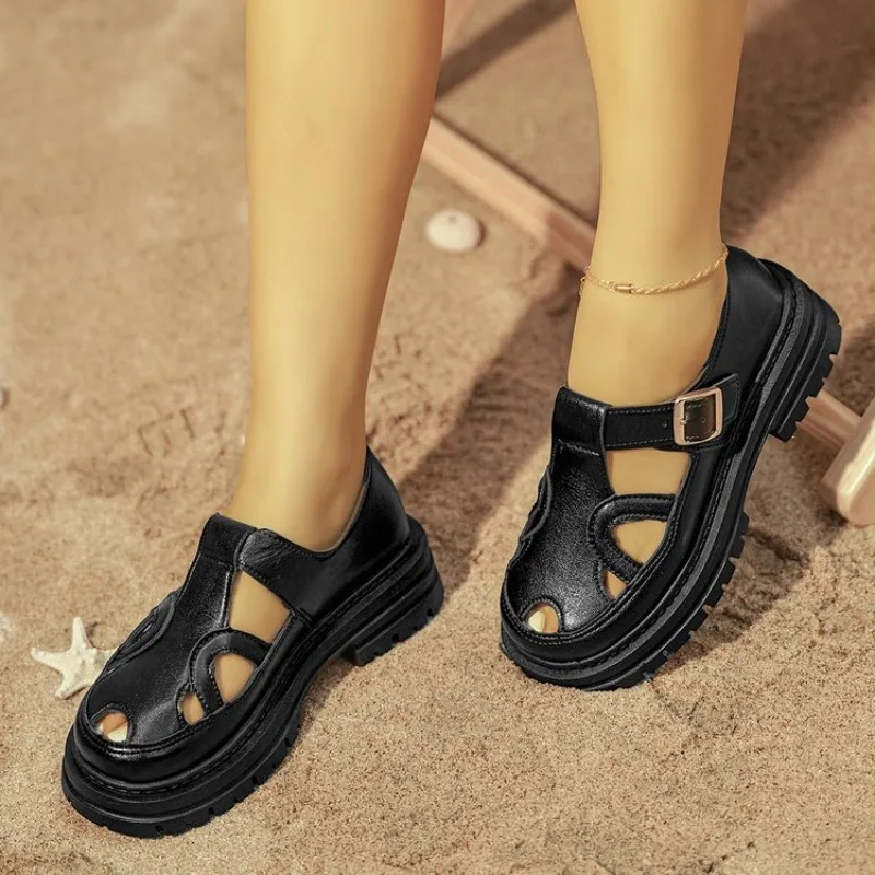 صنادل روما من جلد البولي يوريثان باللون الأسود بجزء سفلي سميك صنادل نسائية صيفية بمقدمة مغلقة صنادل نسائية عصرية للشاطئ مانعة للانزلاق Sandalias Mujer #2