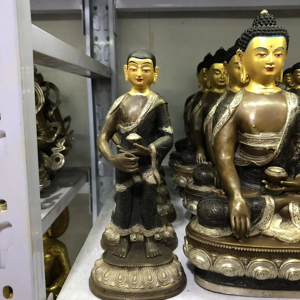 A set of three Sakyamuni Buddha masters and apprentices, a set of pure copper Buddha statue ornaments, the master is one foot hi