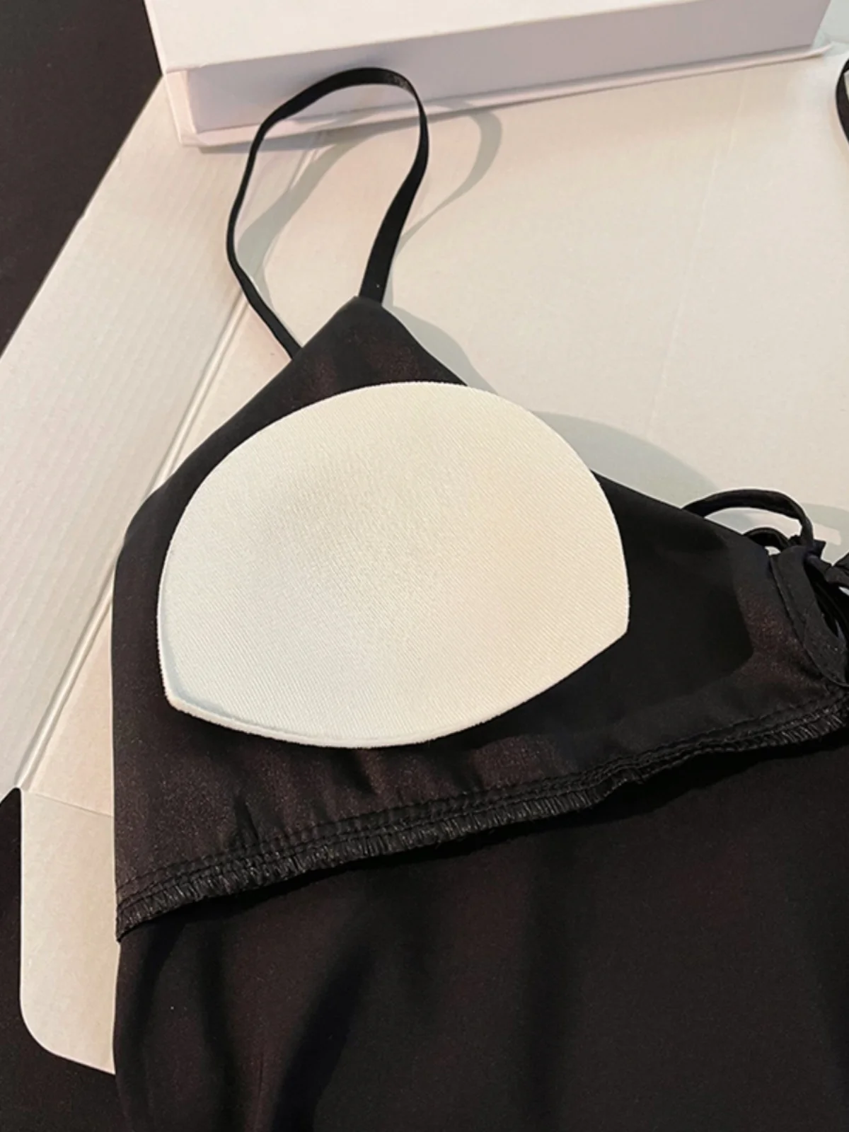 

Sexy Pure Desire Summer Spwear Set for Women with Chest Pad Ice Silk Bla Knot Strap orts Home Clothes