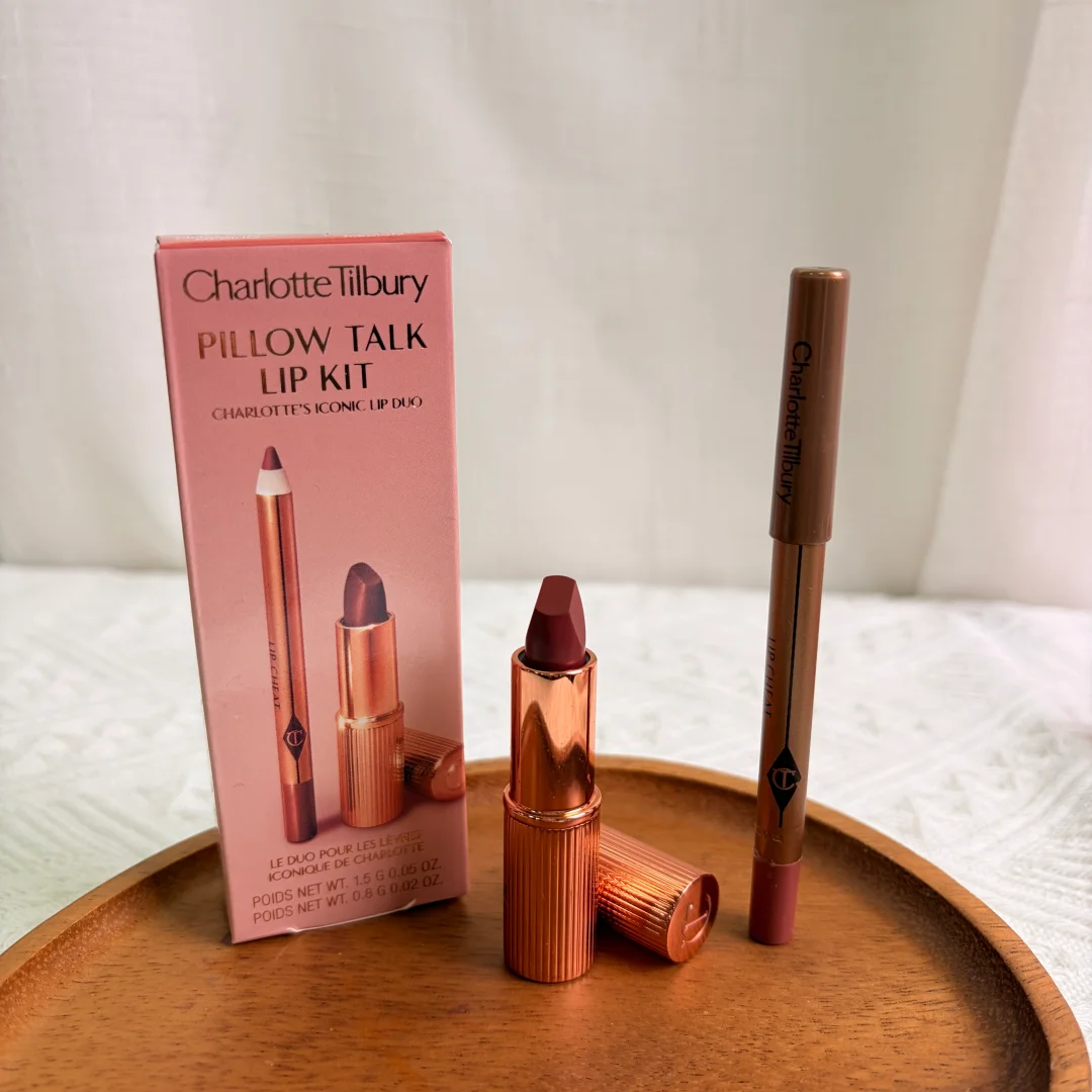 Der Lip Liner von Charlotte Tilbury ist geschmeidig mit starker Deckkraft, und die Highlighter-Konturpalette hellt Ihre Gesichtszüge auf und definiert sie.