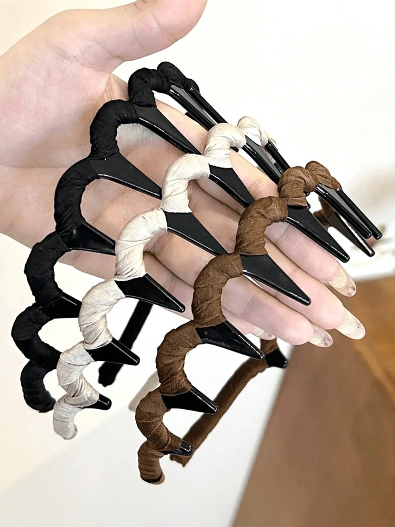 

Набор из 3 стильных ободков для волос в черном, бежевом и кофейном цветах — универсальные для повседневного использования, пляжа, вечеринок и путешествий.