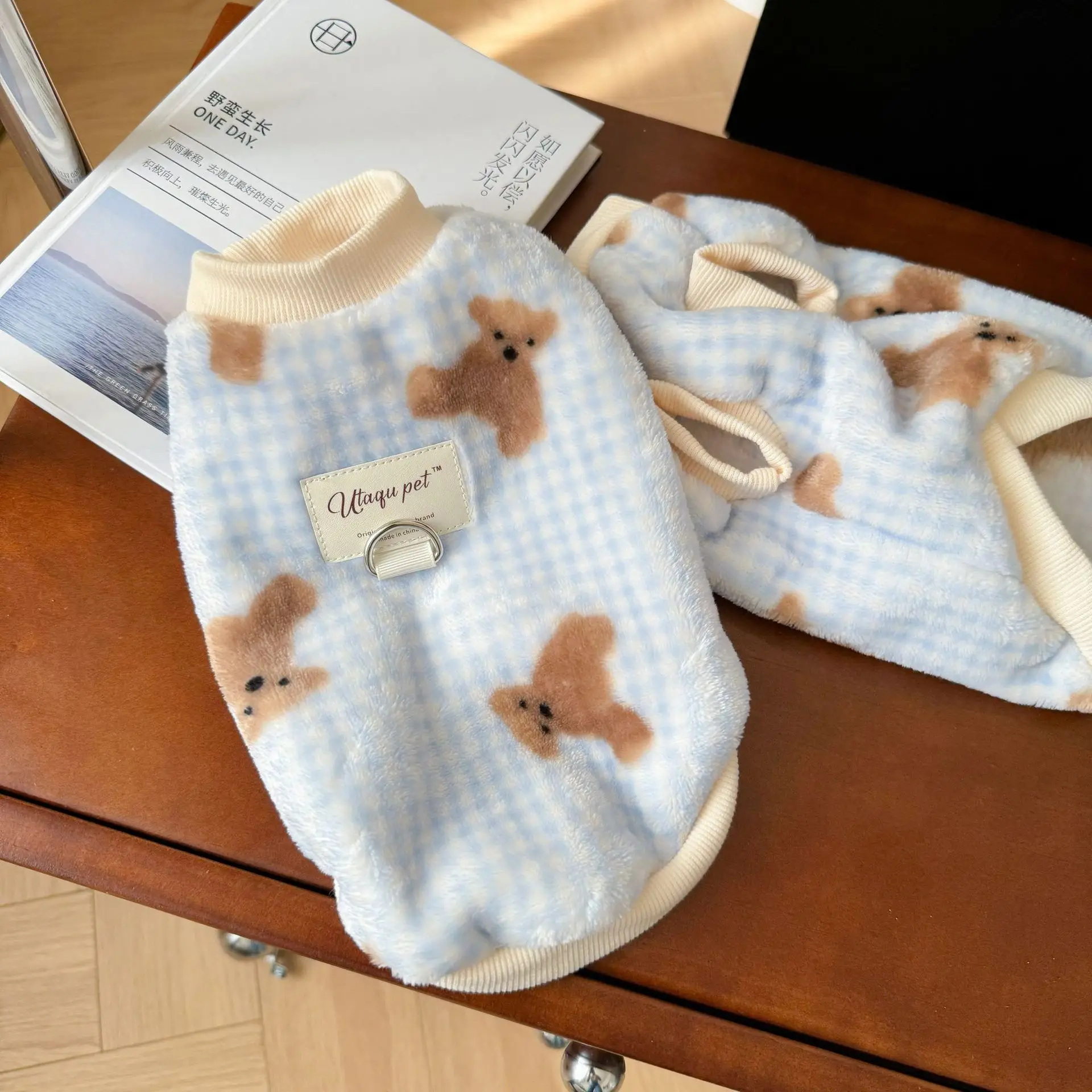 سترة كلب قطيفة على الوجهين دافئة بتصميم متقلب على شكل دب سترة للحيوانات الأليفة معطف من الصوف الناعم للكلاب الصغيرة والكلاب الصغيرة