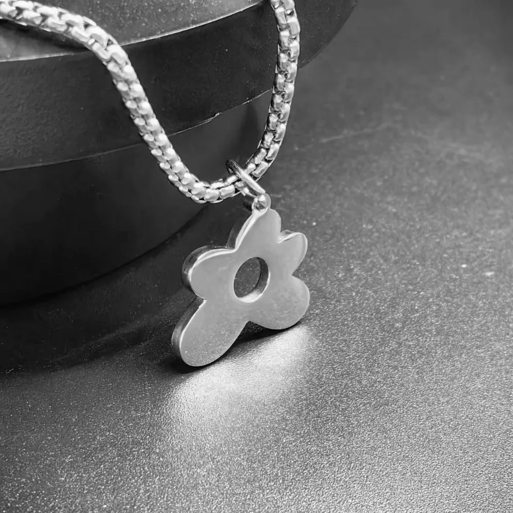 Creative Stainless Steel Flower Pendant Flower Shaped Personality Choker Chain Exquisite Fashion Jewelry Rapper Fan Gift