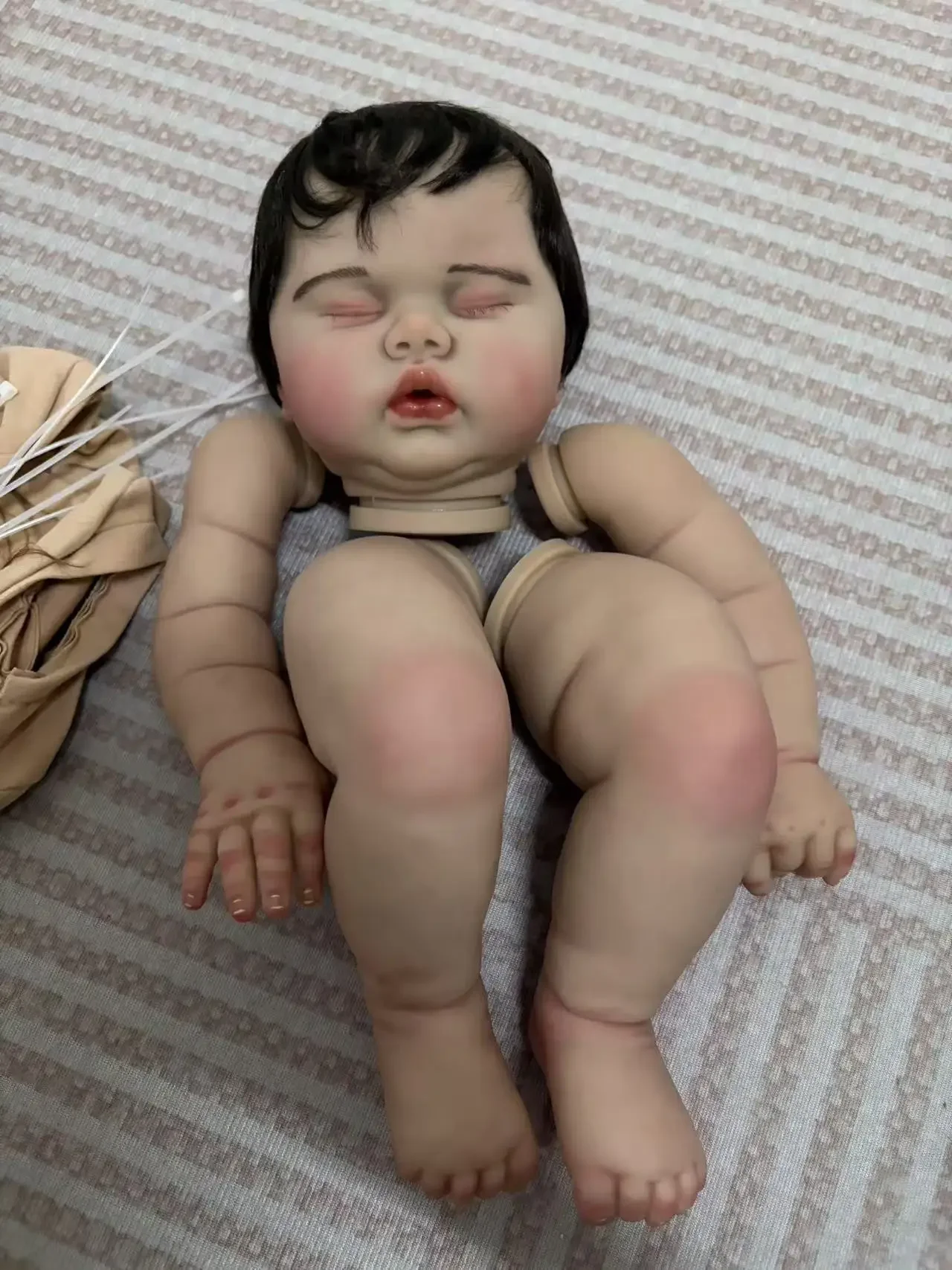 DLS カスタマイズされた限定供給 25 インチリボーンベビーピクルス手根毛付き布ボディ