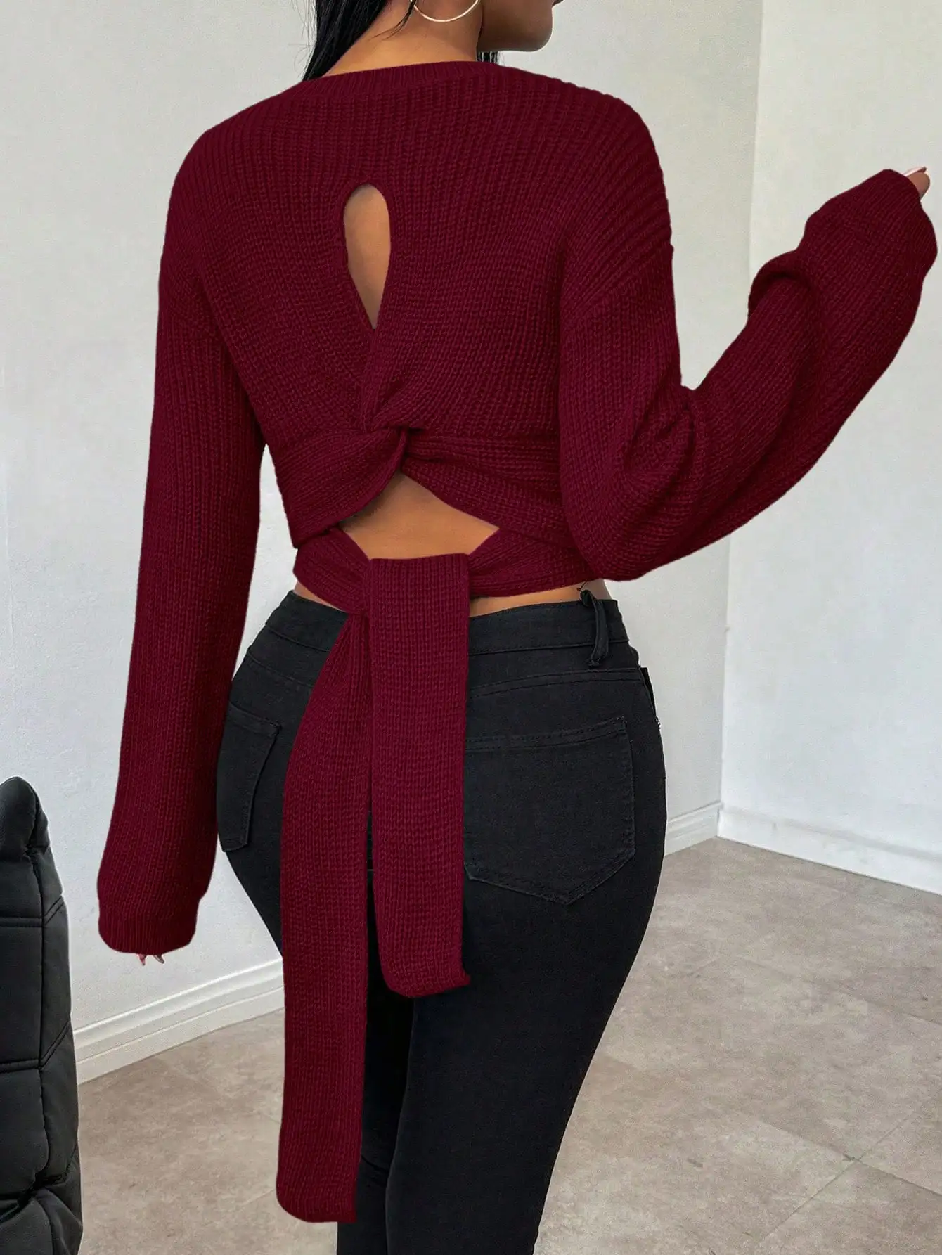 

Женский однотонный вязаный свитер с длинными рукавами, вырезом на спине и узлом