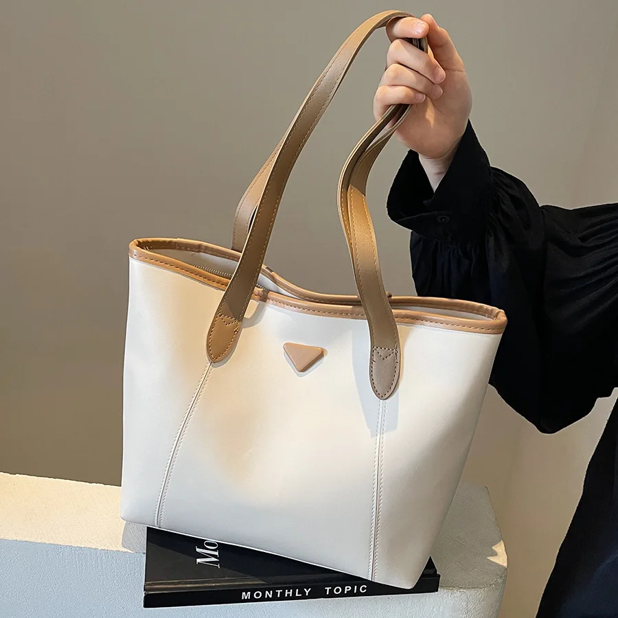 Semplice borsa da pendolarismo di grande capacità da donna 2024 borsa a tracolla Versatile Casual di nuova moda