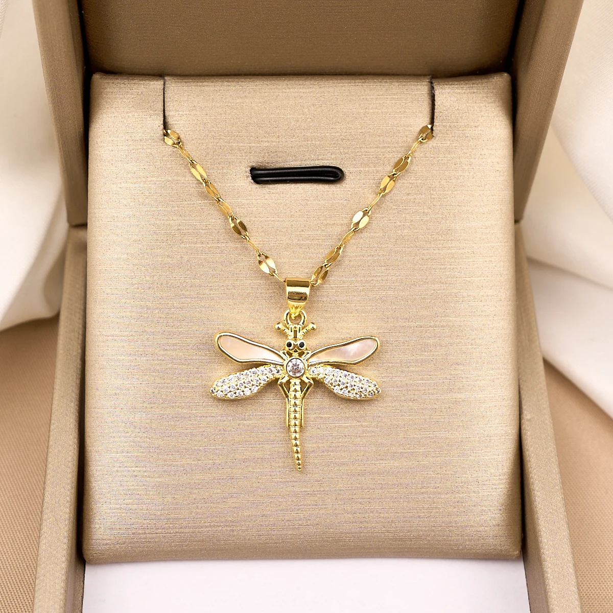 Fashionable and Exquisite Diamond-spreading Dragonfly Pendant Necklace A Perfect Gift for Friends Suitable for Many Occasions