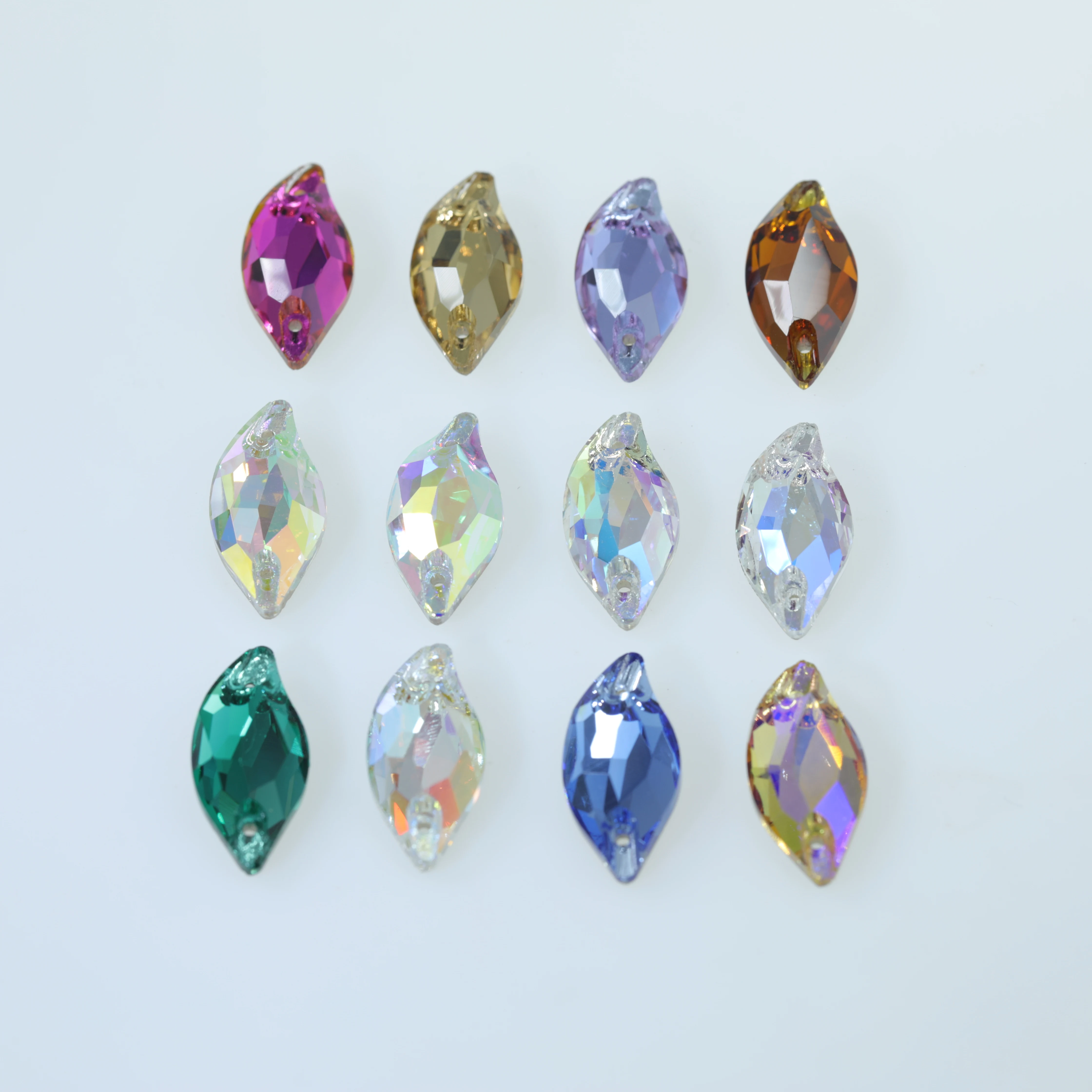 Diamantblatt-Aufnähstein in Normalfarbe. Verschiedene Farben von hochwertigen K9-Glasrhinestones mit flacher Rückseite für Kleidung und Taschen. – Detail 3
